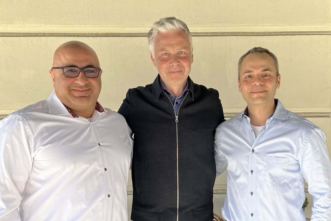 map[class:object-cover object-center w-full max-w-md rounded-3xl shadow src:images/home/quote/sob.jpg]